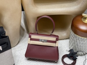 hermes mini kelly 20cm 凯莉大耳朵 swift皮  55红 银扣(kelly大耳朵是什么尺寸) 上身图