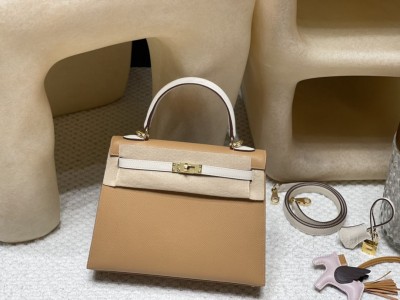 hermes kelly 25cm 凯莉包 epsom皮 4B饼干色拼10奶昔白 金扣(爱马仕凯莉包有哪些颜色)