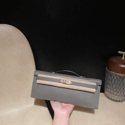 hermes kelly cut 31cm 凯莉手包晚妆包 <strong>Swift</strong>皮 8F锡器灰 玫瑰金扣(爱马仕凯莉包设计初衷) 上身图