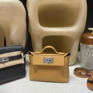 hermes kelly 2424 mini evercolor皮拼swift皮 2S芝麻色内拼75牛仔蓝 银扣(hermes picotin22)