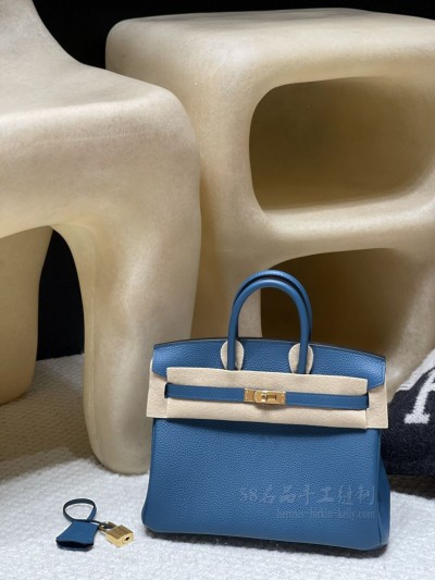 hermes birkin 25cm 铂金包 <strong>togo</strong>皮 1P鸭子蓝 金扣(爱马仕铂金包银扣和金扣)