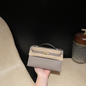 hermes mini kelly Pochette 21cm 一代 epsom皮 M8沥青灰 金扣(爱马仕m8沥青灰) 上身图