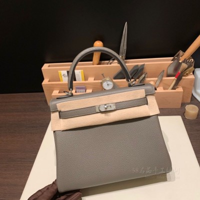 hermes kelly 25cm 凯莉包 <strong>togo</strong>皮 8F锡器灰 Etain 银扣(爱马仕凯莉包的正确背法)