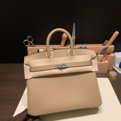 hermes birkin 25cm 铂金包 <strong>togo</strong>皮 米色 银扣(爱马仕铂金包大小款式全方位比较)