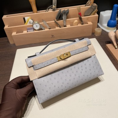 hermes mini kelly Pochette 21cm 一代 南非KK鸵鸟皮ostrich 8L冰川灰 金扣(爱马仕鸵鸟皮mini kelly) 上身图