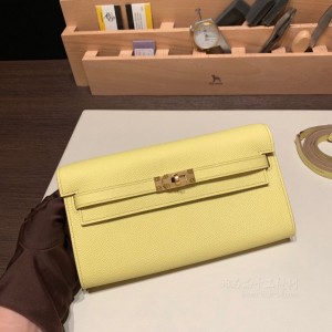 hermes kelly to go epsom皮 9R柠檬黄 金扣(爱马仕kelly金扣好还是银扣好) 上身图