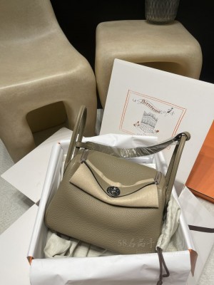 hermes Lindy 26cm 琳迪 TC Clemence皮 8Q 马尔法米色银扣(爱马仕琳迪女包价格与图片)