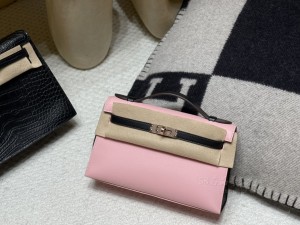 hermes mini kelly Pochette 21cm 一代 swift皮 3Q樱花粉拼89黑色 玫瑰金扣(爱马仕樱花粉项链国内价格) 上身图