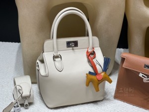 hermes toolbox 20cm 牛奶包 swift皮 10奶昔白 银扣(爱马仕kelly25奶昔白官方价格) 细节图