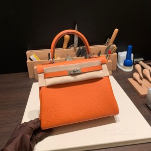 hermes kelly 25cm 凯莉包 togo皮 93橙色 银扣(凯莉包 爱马仕 价格)