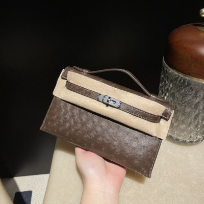 hermes mini kelly Pochette 21cm 一代 南非KK鸵鸟皮ostrich 47巧克力色 银扣 上身图