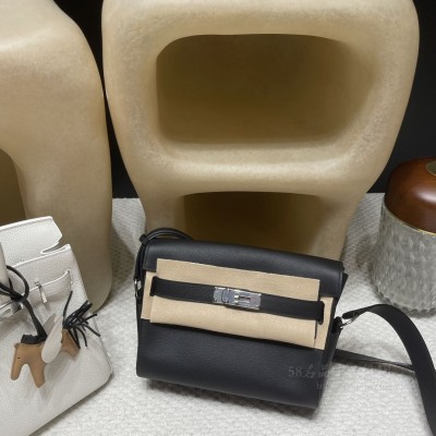 hermes kelly messenger 邮差包 <strong>Evercolor</strong>皮 89黑色 银扣(爱马仕邮差包刻印在什么地方) 细节图