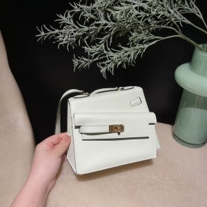 hermes kelly desordre 双面凯莉 epsom皮 0S气泡绿 金扣(爱马仕凯莉皮质) 上身图