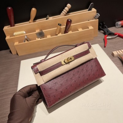 hermes mini kelly Pochette 21cm 一代 南非KK鸵鸟皮ostrich 57波尔多酒红 金扣(爱马仕鸵鸟皮birkin) 上身图