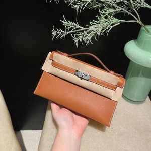 hermes mini kelly Pochette 21cm 一代 swift皮 37金棕 银扣(爱马仕kelly25金棕) 上身图