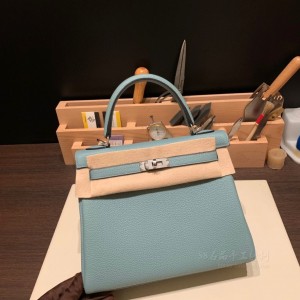 hermes kelly 25cm 凯莉包 togo皮 天青蓝 银扣(爱马仕凯莉包是硬的还是软的)