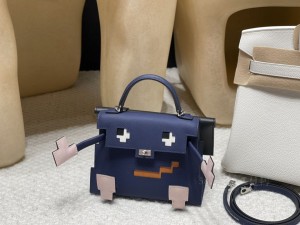 hermes kelly dole picto 马赛克娃娃包 小背包73宝石蓝 银扣(爱马仕马赛克包包) 上身图