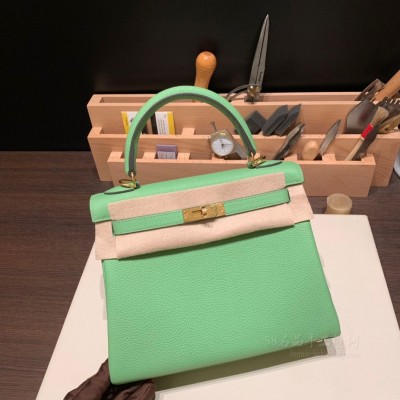 hermes kelly 25cm 凯莉包 <strong>togo</strong>皮 3I牛油果绿 ver Criquet 金扣(凯莉包爱马仕价格)