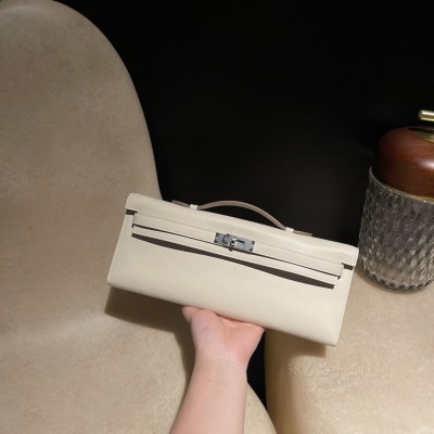 hermes kelly cut 31cm 凯莉手包晚妆包 <strong>Swift</strong>皮 10奶昔白 银扣(爱马仕凯莉包25奶昔白专柜多少钱) 细节图