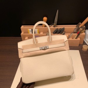 hermes birkin 25cm 铂金包 togo皮 10奶昔白 银扣(hermes小牛皮手提铂金包)