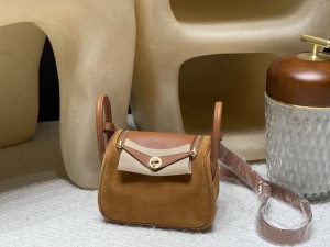 hermes Lindy mini 琳迪 Grizzly麂皮拼swift皮 37金棕 金扣(爱马仕琳迪包是什么皮质)