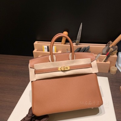 hermes birkin 25cm 铂金包 <strong>togo</strong>皮 37金棕 金扣(hermes铂金包黑金价格)