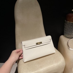 hermes kelly elan 腋下包 山羊皮Chevre 腋下包 10奶昔白 金扣(爱马仕腋下包) 上身图