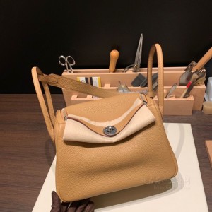 hermes Lindy 26cm 琳迪 TC Clemence皮 4B饼干色 银扣(爱马仕琳迪26包官网价格)