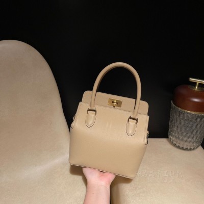 hermes toolbox 20cm 牛奶包 <strong>Evercolor</strong>皮 S2风衣灰拼古铜 金扣(爱马仕kelly包价格25奶昔色) 上身图
