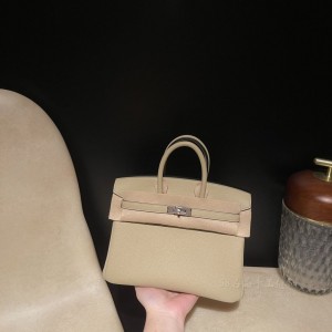 hermes birkin 25cm 铂金包 togo皮 S2风衣灰 银扣(爱马仕birkin铂金包价格)