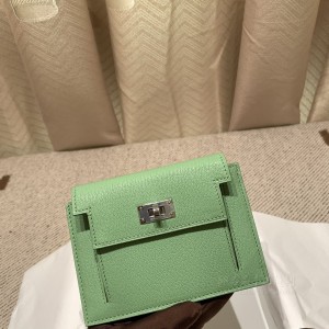 hermes kelly pocket 凯莉卡包 山羊皮Chevre 3I牛油果绿 银扣(爱马仕凯莉皮质) 细节图