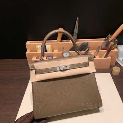 hermes kelly 25cm 凯莉包 <strong>togo</strong>皮 18大象灰Etoupe 银扣(爱马仕凯莉包有几种皮质)