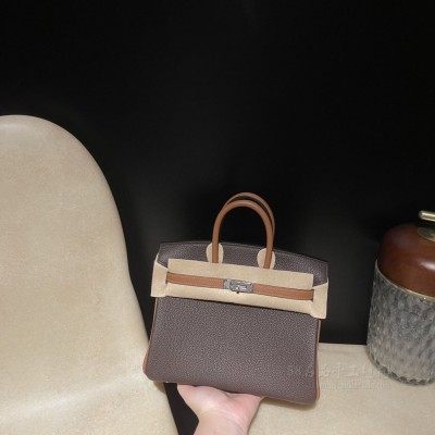 hermes birkin 25cm 铂金包 <strong>togo</strong>皮 46乌木色拼37金棕 银扣(爱马仕铂金包金棕色多少钱)
