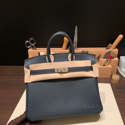 hermes birkin 25cm 铂金包 <strong>togo</strong>皮 松柏绿 银扣 比Z6 深邃 暗淡 配银扣(爱马仕铂金包金扣好还是银扣好)