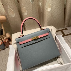 hermes kelly 25cm 凯莉包 epsom皮 8U冰川蓝拼1Q奶昔粉 金扣(爱马仕凯莉包的正确背法)