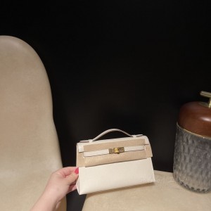 hermes mini kelly Pochette 21cm 一代 epsom皮 10奶昔白 金扣(爱马仕birkin25奶昔白) 上身图