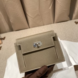 hermes kelly pocket 凯莉卡包 epsom皮 18大象灰 银扣(爱马仕凯莉包大象灰28价格) 上身图